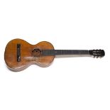 Guitarra de época romántica, S. XIX Medidas: 90 cm