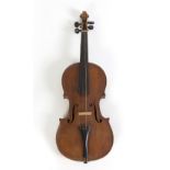 Violín en abeto y arce, con etiqueta interior que dice “Stradivarius 1746” Medidas: 57 cm