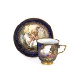 Taza y plato de porcelana esmaltada en azul y dorado con reservas. Sajonia, S. XVIII. Diámetro