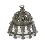 Brasero de bronce con decoración de estilo renacentista, tapa con forma cupuliforme con hojas de