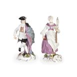 Pareja de figuras de escultóricas de porcelana esmaltada. Meissen (1860-1924) Altura: 20 cm con