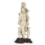 “Pescador con niños” Grupo escultórico en marfil tallado sobre base de madera tallada. China, pp. S.