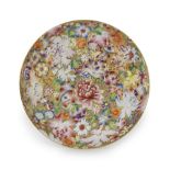 Plato en porcelana de la “Familia Rosa” China, S. XX Diámetro: 32,5 cm Con decoración millefiori con