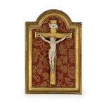 “Cristo expirante” escultura en marfil tallado sobre cruz y marco de madera dorada. S. XIX Medidas