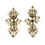 Pendientes populares de esmeraldas S. XVIII - XIX con botón, lazo y perilla colgante En oro de