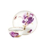 Taza y plato esmaltado en lila y dorado, con ramilletes Meissen, periodo Marcolini, 1774-1813