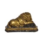 “León” Madera tallada, dorada y lacada. S. XVIII - XIX Medidas: 10 x 8 x 19 cm