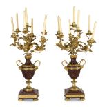 Pareja de candelabros de estilo Luis XVI en bronce dorado montados en mármol “rouge griotte”.