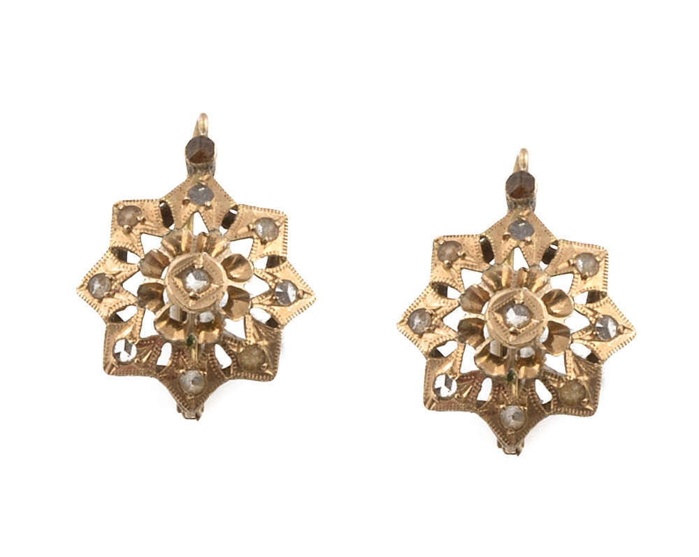 Pendientes de pp. S. XX con zafiros blancos en forma de estrella de ocho puntas en oro de 18K.