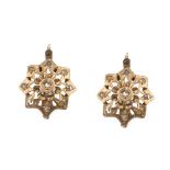 Pendientes de pp. S. XX con zafiros blancos en forma de estrella de ocho puntas en oro de 18K.