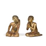 Pareja de modelos tailandeses de deidades en madera tallada y dorada con aplicaciones de madreperla.