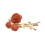 Broche en forma de ramo con flores de coral tallado y perla cultivada En oro amarillo de 18K.