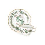 Taza y plato de porcelana esmaltada de verde de estilo oriental. Meissen, 1860-1924. Medidas taza: 4
