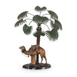Lámpara de mesa de metal pintada con un berebere bajo una palmera. Trabajo vienés, S. XX. Altura: 42