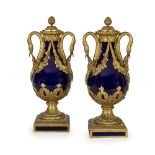 Pareja de copas de porcelana esmaltada en azul real y bronce dorado. Trabajo francés, segunda
