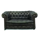 Sofá “chesterfield” con tapicería capitoné de piel marrón. Inglaterra, h. 1880 Medidas: 82 x 86 x