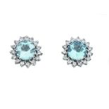 Pendientes con topacio azul de talla redonda orlado de brillantes en diseño a a modo de flor Peso