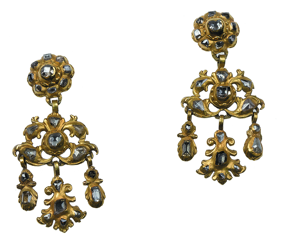 Pendientes largos con diamantes s.XVII- XVIII con botón superior del que pende centro de formas