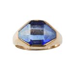 Sortija años 30 con piedra azul de talla escalonada en montura de oro amarillo de 18K