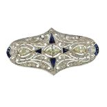 Broche placa Art-Deco diamante talla navette central entre dos diamantes perilla Con diseño oval