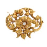 Broche Art-Nouveau con motivos florales y vegetales en distintos niveles en oro amarillo mate con