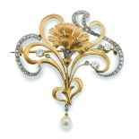 Broche Art-Nouveau con flor entre cintas entrelazadas de diamantes y perla colgante en la parte