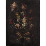 ESCUELA ESPAÑOLA, SIGLO XVII Florero con lazo Óleo sobre lienzo. 64,3 x 47,7 cm. Inscrito al