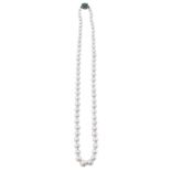 Collar de pp. S. XX de un hilo de perlas de tamaño creciente con cierre de esmeralda orlada de