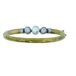 Pulsera de pp. S. XX con perla central entre chatones parejas de chatones de brillantes de talla