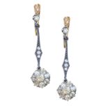 Pendientes largos de pp. S. XX con rosetones de brillantes colgantes de barrita con brillantes En