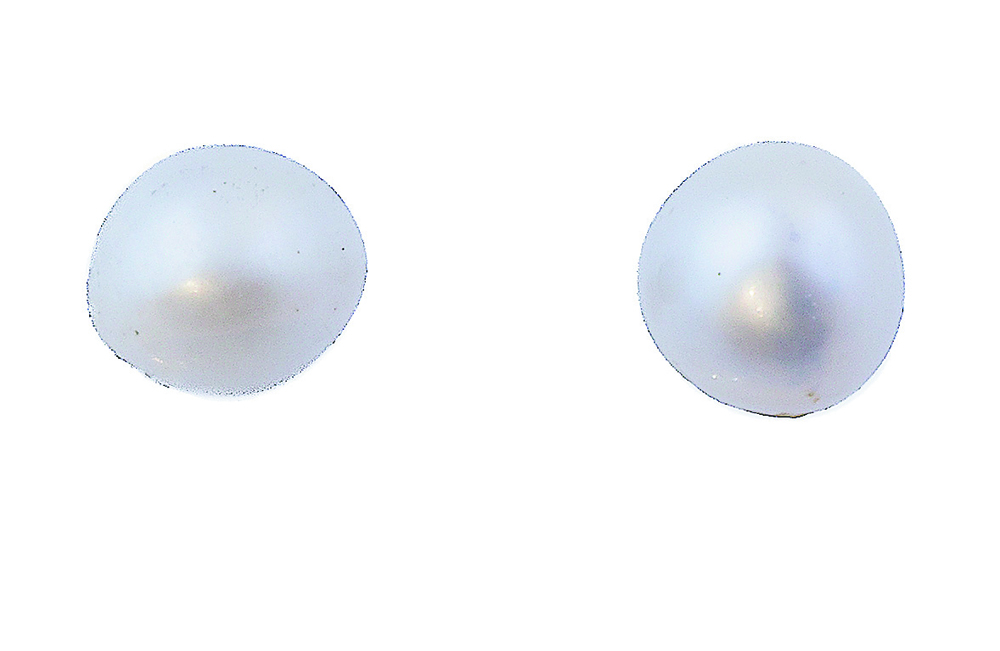 Pendientes de perla ligeramente irregulares en montura de oro amarillo de 18K Diámetros entre 9,50 y
