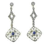 Pendientes largos estilo Art-Deco con rombos de zafiro y diamantes colgantes de piezas ojivales de