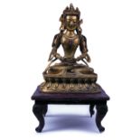 Gran Buda en bronce sobre base de madera Medidas: 27 x 11 x 17 cm (sin peana)/ 10 x 17 cm (peana)