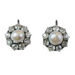 Pendientes de pp. S. XX con perlas, probablemente finas, orladas de brillantes de talla antigua En