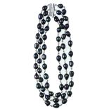 Collar de tres hilos de perlas ovoides de Taihiti con cierre de dobles barras en oro blanco de 19K