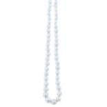 Collar de pp. S. XX de un hilo de perlas de tamaño creciente con cierre de esmeralda orlada de