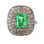 Sortija de pp. S. XX con esmeralda talla esmeralda rodeada por doble orla de diamantes En montura de