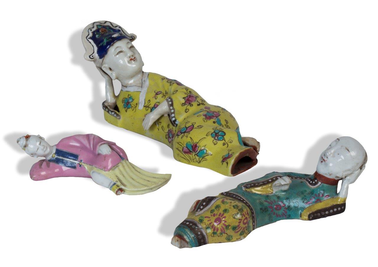 Tres figuras de orientales recostados de porcelana esmaltada. Dinastia Qing, S. XIXMedidas: 12 cm,