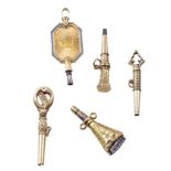 Lote de cinco llaves de reloj S. XVIII-XIX con diferentes diseños y decoracionesUna con sello