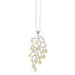 Pendentif de platino con brillantes y peridotos en forma de árbolLa línea central de forma sinuosa