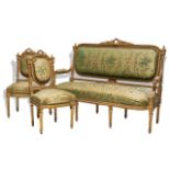 Conjunto de sofá y dos sillas de estilo Luis XVI y tapicería en verde con hojas origianl. Trabajo