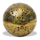 Caja calada esférica con flores grabadas y caladas, para contener esfera armilar. Quizás trabajo
