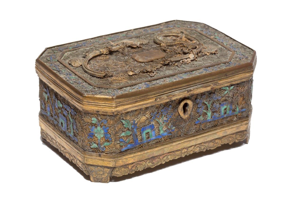 Caja de esmalte y filigrana y bronce. Trabajo chino, para la exportación, h. 1860Medidas: 5 x 7,5