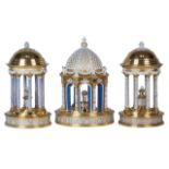Juego de tres templetes de porcelana esmaltada y dorada. Darte Freres, París, h. 1820-30Altura: 36
