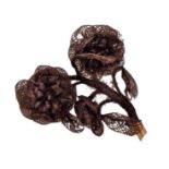Adorno para broche probablemente inglés S. XIX, con ramo de flores realizadas con cabello trenzado y