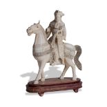 “Dignatario a caballo” Escultura en marfil tallado y parcialmente entintado. China, ff. S.
