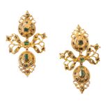 Pendientes populares de esmeraldas S. XVIII-XIX con botón, lazo y perilla colganteAdornados con