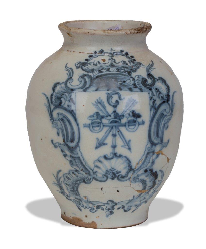 Orza de cerámica esmaltada en azul de cobalto con escudo de la orden de Santo Domingo. Talavera,