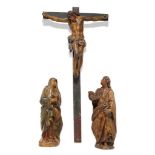 “Cristo, la Virgen y San Juan” Tres figuras en madera tallada y estofada Escuela vasco-navarra,