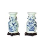 Pareja de jarrones chinos en porcelana de fondo celadón, sobre bases de madera. China, ff. S. XIX